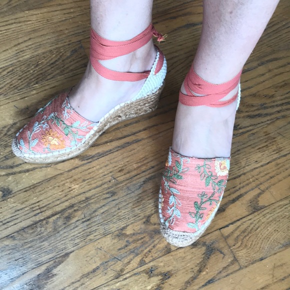 Saks Fifth Avenue Shoes - New in Box Saks 5th Ave ankle tie espadrille. Sz 8